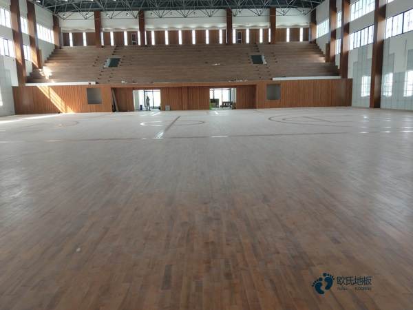 大學(xué)運動場地地板施工單位3