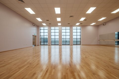 松木舞臺體育場木地板施工隊(duì)